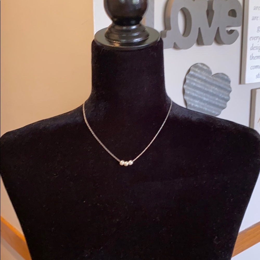 Silver tone 3 simulated pearl necklace!